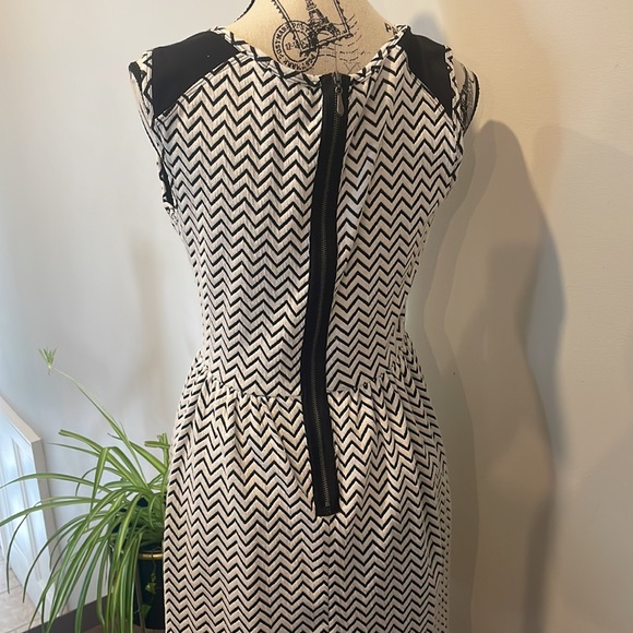 BLACK AND WHITE CHEVRON PATTERN DRESS - Picture 4 of 6